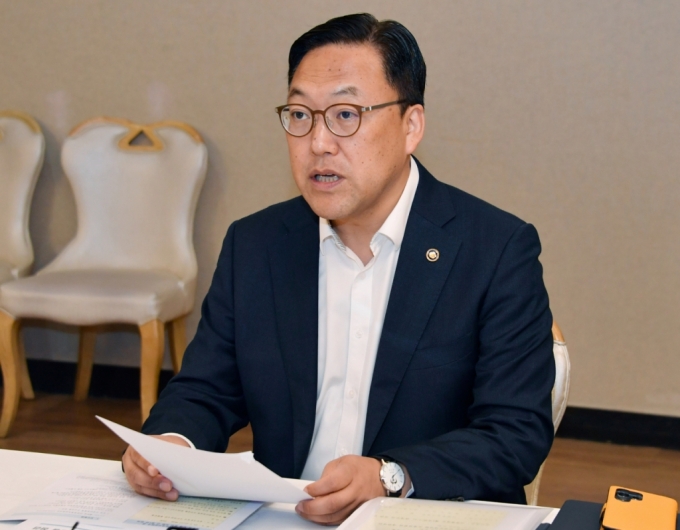 김병환 기획재정부 차관이 22일 오전 서울 종로구 정부서울청사에서 열린 '제31차 비상경제차관회의 겸 범부처 지역 투자 지원 TF 제1차 회의'를 주재, 모두발언을 하고 있다./사진제공=기재부