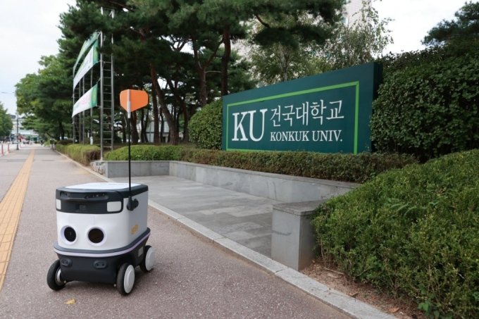 교촌치킨 건대점에서 출발한 자율주행 배송로봇 ‘뉴비’가 건국대학교 캠퍼스로 이동하고 있다./사진제공=교촌에프엔비
