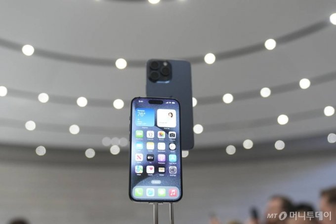 The iPhone 15 Pro is displayed during an announcement of new products on the Apple campus, Tuesday, Sept. 12, 2023, in Cupertino, Calif. (AP Photo/Jeff Chiu) /사진=ap 뉴시스