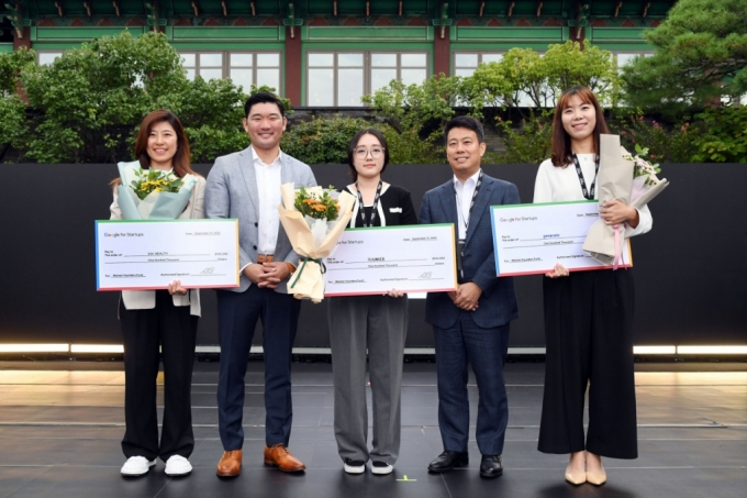 (왼쪽부터)이혜준 카이헬스 대표, 마이크 김 구글 스타트업 캠퍼스 아태지역 총괄, 권서현 무니스 대표, 임정욱 중소벤처기업부 창업벤처혁신실장, 정가혜 제너레잇 공동창업자 겸 기술총괄