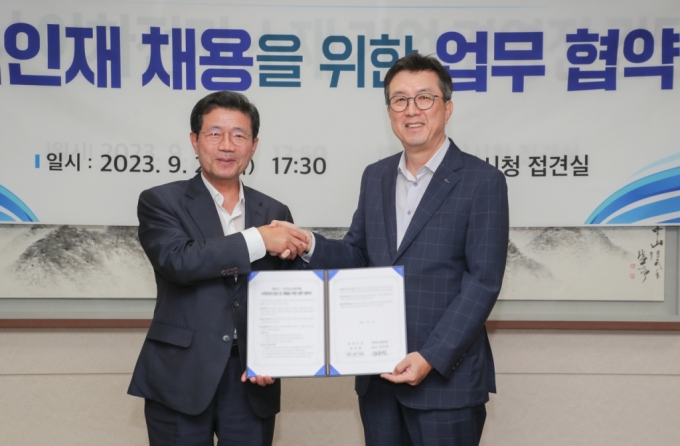 정인화 광양시장(왼쪽), 김준형 포스코퓨처엠 사장 /사진=포스코퓨처엠