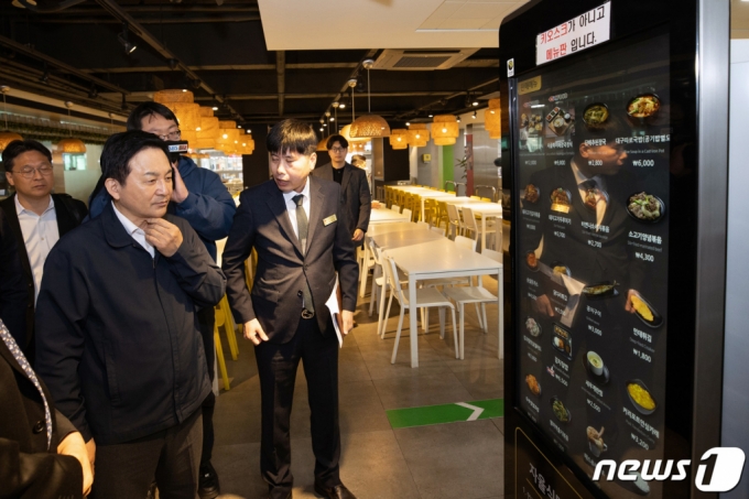 (서울=뉴스1) = 원희룡 국토교통부 장관이 24일 경기도 용인 죽전휴게소를 찾아 푸드코트 시설을 둘러보고 있다. (국토교통부 제공) 2023.3.24/뉴스1 Copyright (C) 뉴스1. All rights reserved. 무단 전재 및 재배포 금지.