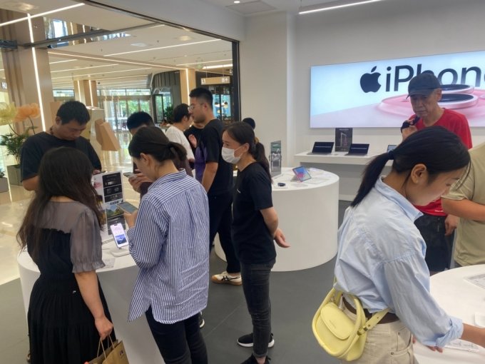 베이징 시내 쇼핑몰 카이더몰 내 애플샵에 몰려든 중국인들이 아이폰15 모델을 살펴보고 있다./사진=우경희 기자