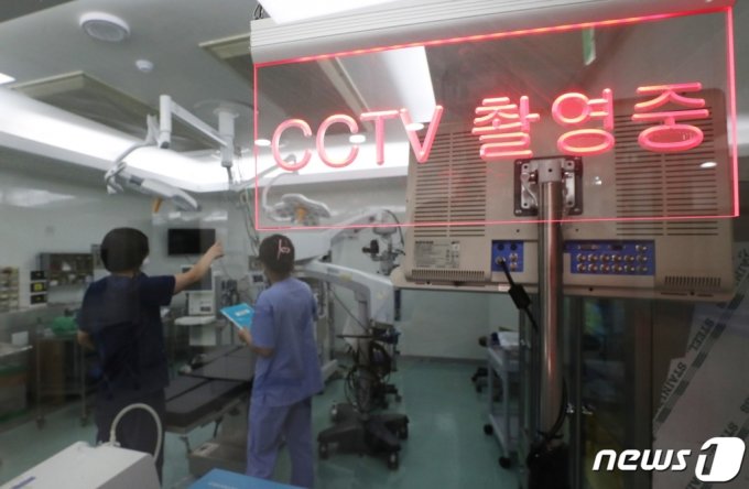 2021년 8월23일 경기도의료원 수원병원 수술실에서 병원 관계자들이 CCTV를 점검하고 있다./사진= 뉴스1  