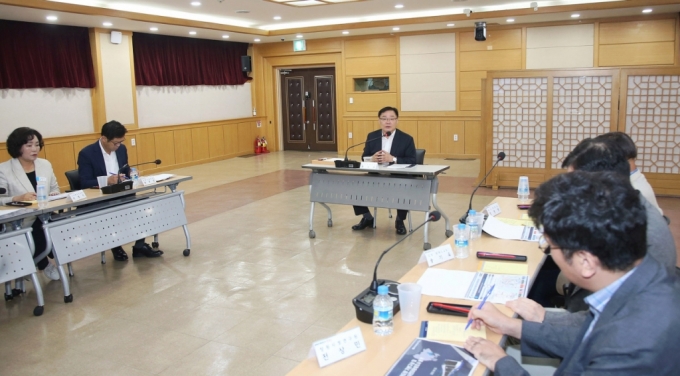 홍남표 창원특례시장(가운데)이 철도망 기본구상 및 도시철도 사전타당성조사 용역 착수보고회를 하고 있다./사진제공=창원특례시