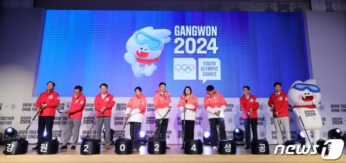 (=1) 輺  = ں ȭü ,  Ưġ, ȫ 迬, ̻ȭ    ڵ 6  ı øũڿ  2024  ûҳø ȸ G-200  翡  ָ  ս ϰ ִ.  2024  ûҳø ȸ â, , , Ⱦ  Ưġ 4 ÿ 2024 1 19Ϻ 2 1ϱ . 2023.7.6/1  Copyright (C) 1. All rights reserved.     .