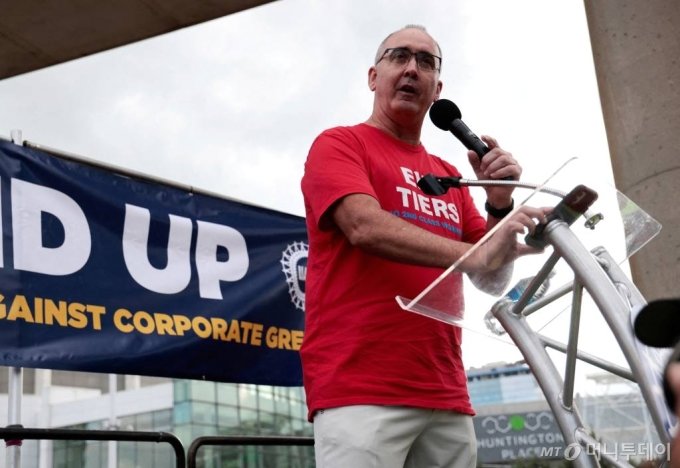 FILE PHOTO: United Auto Workers President Shawn Fain addresses the audience during a rally in support of striking UAW members in Detroit, Michigan, U.S., September 15, 2023. REUTERS/Rebecca Cook/File Photo /사진=로이터 뉴스1