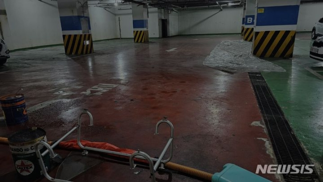 지난해 9월 또래를 감금하고 폭행한 10대들이 피해자를 끌고 가 잔혹한 학교폭력을 행사한 장소인 경기북부 한 지역의 상가 건물 지하주차장 모습. /사진=뉴시스