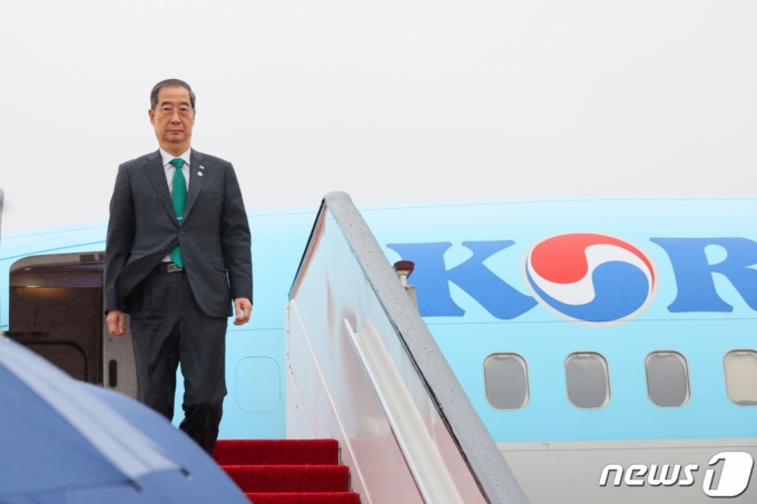 한덕수 국무총리가 중국 항저우에서 열리는 아시안게임 개회식에서 참석하기 위해 23일 오전 특별기편으로 항저우 샤오산 국제공항에 도착하고 있다. (국무총리실 제공) 2023.9.23/사진=뉴스1