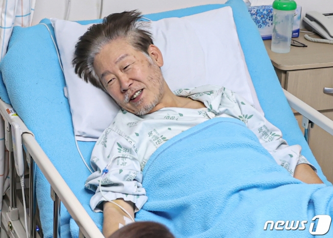 (서울=뉴스1) 송원영 기자 = 단식 23일째를 맞이한 이재명 더불어민주당 대표가 22일 서울 중랑구 녹색병원에서 진교훈 강서구청장 후보 등과 대화를 나누고 있다. (더불어민주당 제공) 2023.9.23/뉴스1  Copyright (C) 뉴스1. All rights reserved. 무단 전재 및 재배포,  AI학습 이용 금지.