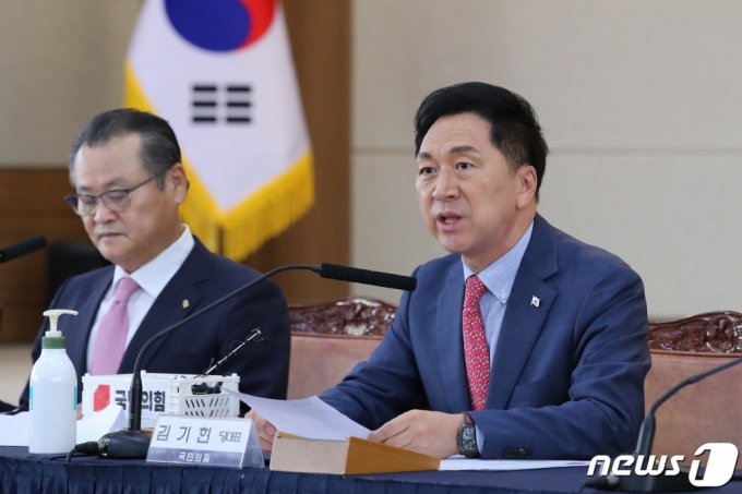 (대구=뉴스1) 공정식 기자 = 김기현 국민의힘 대표(오른쪽)가 22일 오전 대구상공회의소에서 열린 대구 경제인 간담회에 참석해 인사말을 하고 있다. 왼쪽은 이재하 대구상공회의소 회장. 2023.9.22/뉴스1 Copyright (C) 뉴스1. All rights reserved. 무단 전재 및 재배포, AI학습 이용 금지.