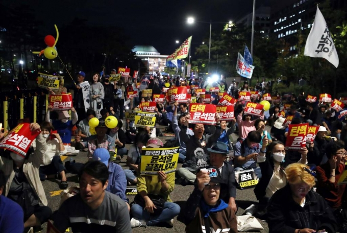 이재명 더불어민주당 대표 체포동의안이 가결된 21일 오후 서울 여의도 국회 앞에서 열린 촛불행동 참가자들이 구호를 외치고 있다.  /사진=뉴시스