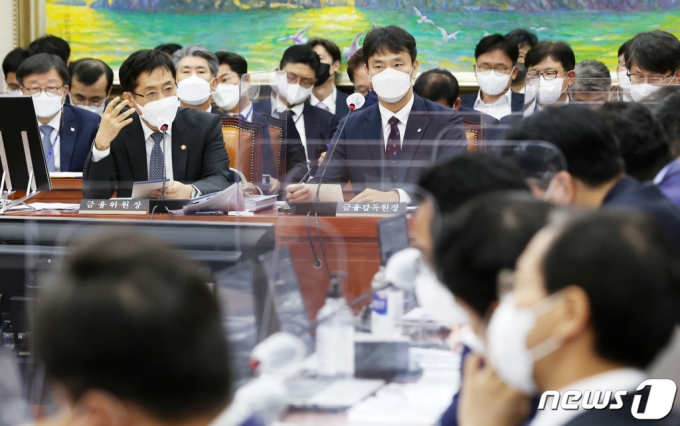 김주현 금융위원장(왼쪽)과 이복현 금융감독원장이 지난해 10월 24일 서울 여의도 국회에서 열린 정무위원회의 금융위원회와 금융감독원에 대한 국정감사에서 의원 질의에 각각 답변하고 있다. /사진=뉴스1.