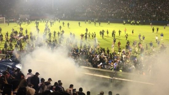  1일(현지시각) 인도네시아 동부 자바 말랑시 칸주루한 경기장에서 팬들이 경기장으로 난입하자 경찰이 최루탄을 발사해 사태 진압을 시도했다. [사진=CNN 캡처]