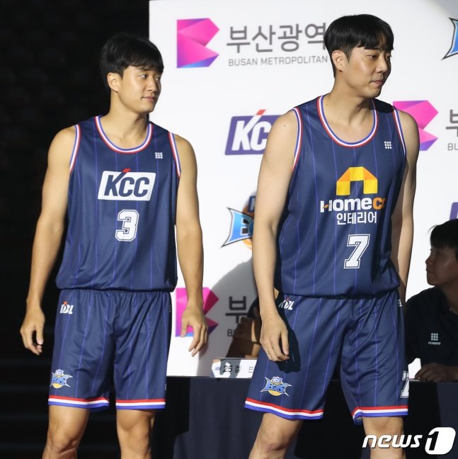 KCC 허웅(왼쪽)과 정창영이 시즌 출정식에서 새 홈 유니폼을 입고 나오고 있다. /사진=뉴스1