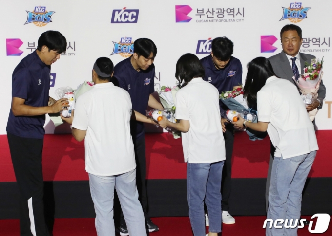 BNK 김한별과 박다정, 한엄지(아랫줄 왼쪽부터)가 KCC 최준용, 정창영, 허웅(윗줄 왼쪽부터)에게 꽃다발을 전달하고 있다. /사진=뉴스1