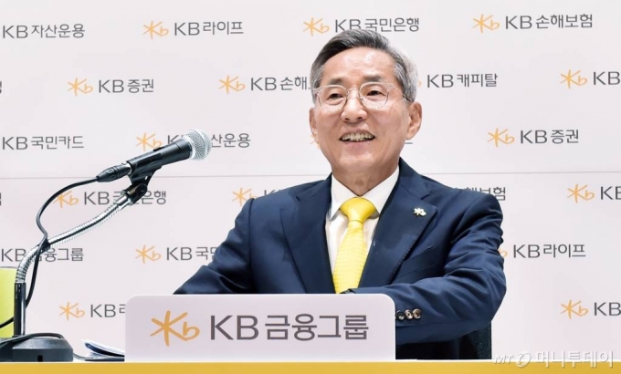 윤종규 KB금융지주 회장이 퇴임을 두달여 앞둔 가운데 25일 서울 여의도 KB국민은행 본점에서 진행된 기자간담회를 갖고 있다. /사진=임한별(머니S)