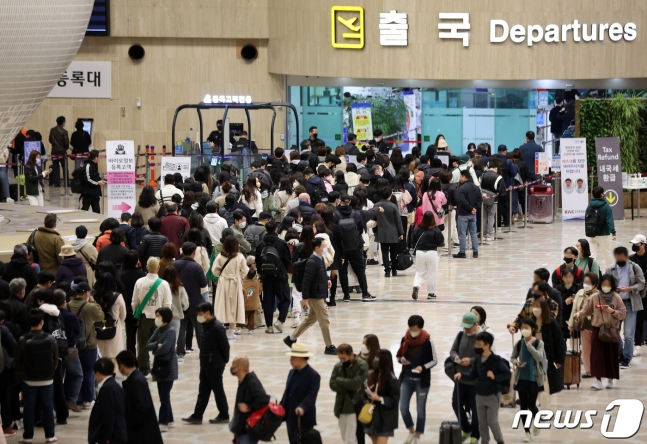 사진은 지난 3월19일 오전 서울 강서구 김포국제공항 출국장이 일본행 여행객들로 북적이고 있는 모습. 2023.3.19/뉴스1 ⓒ News1
