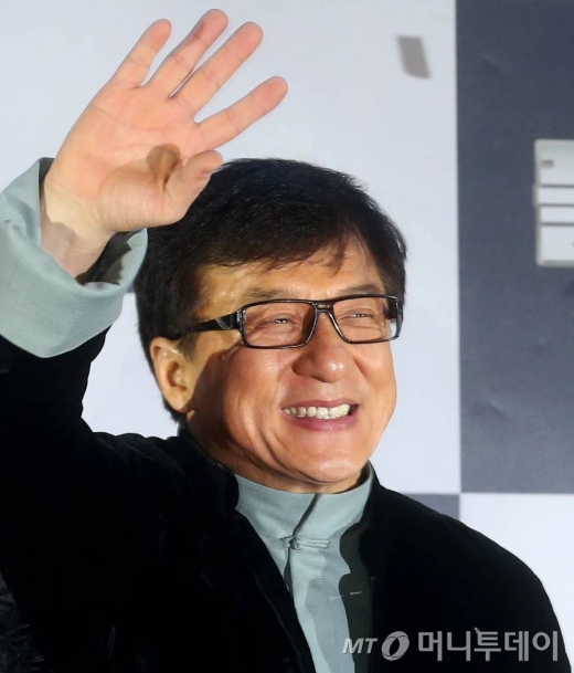 배우 겸 감독 성룡(Jackie Chan)이 영화 '폴리스 스토리 2014(딩성 감독)' 홍보 차 입국해 17일 오후 서울 여의도 IFC몰에서 진행된 레드카펫행사에 참석하고 있다. 2014.1.17/사진=홍봉진기자 honggga@