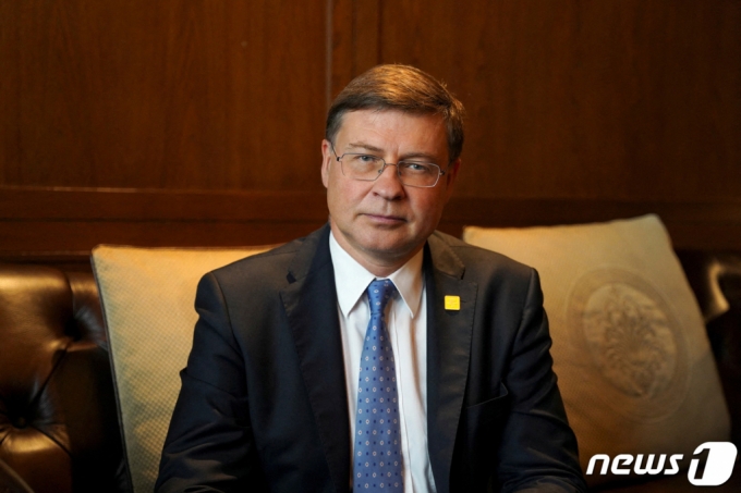 (상하이 로이터=뉴스1) 김기성 기자 = 지난 23일 발디스 돔브로우스키스 유럽연합(EU) 집행위원회 수석 부집행위원장이 로이터 통신과의 인터뷰 중 사진 촬영을 위해 자세를 잡고 있다. 2023.9.25. ⓒ 로이터=뉴스1 Copyright (C) 뉴스1. All rights reserved. 무단 전재 및 재배포, AI학습 이용 금지.