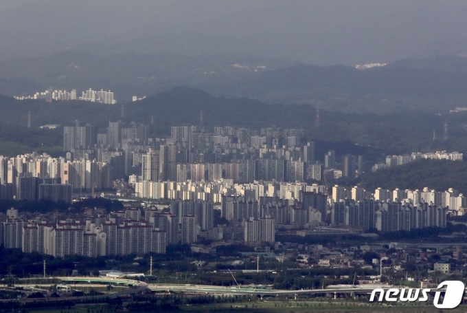 (서울=뉴스1) 구윤성 기자 = 사진은 16일 서울 송파구 롯데월드타워 서울스카이에서 바라본 경기 남양주 일대. 2022.8.16/뉴스1 Copyright (C) 뉴스1. All rights reserved. 무단 전재 및 재배포 금지.