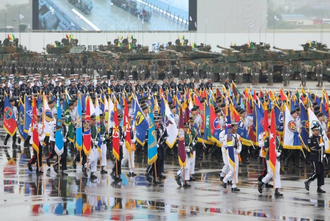 [성남=뉴시스] 전신 기자 = 26일 경기도 성남 서울공항에서 열린 건군 제75주년 국군의날 기념식에 행사병력이 입장하고 있다. (대통령실통신사진기자단) 2023.09.26.