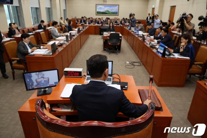 박정 국회 환노위원장이 26일 오전 서울 여의도 국회에서 열린 환경노동위원회 전체회의에서 의사봉을 두드리고 있다. 2023.9.26/뉴스1
