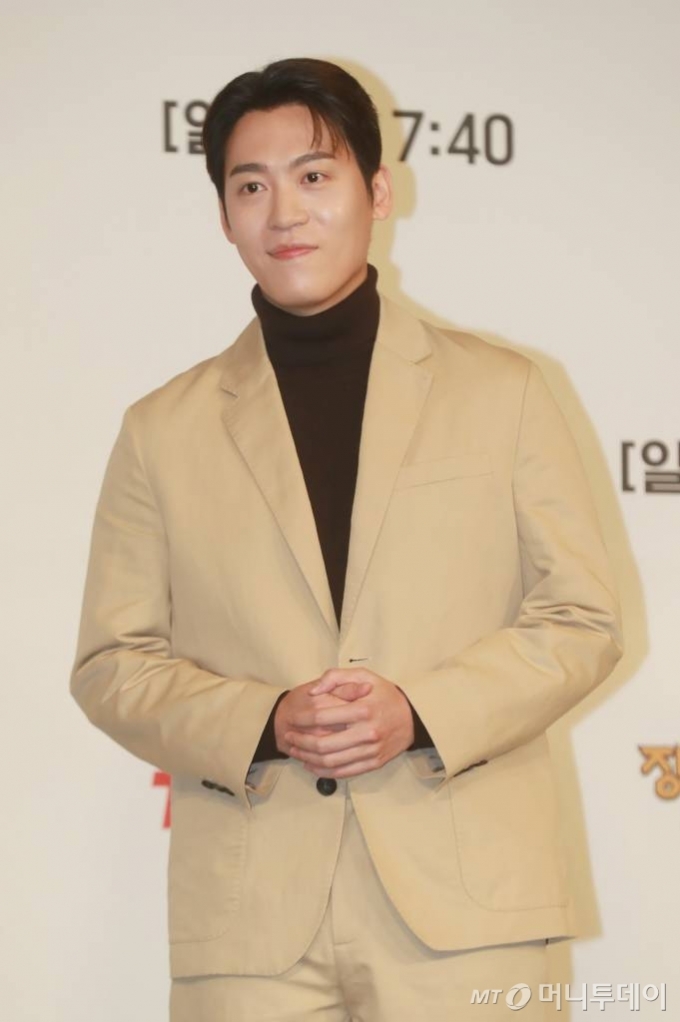 가수 존박이 29일 오전 서울 마포구 도화동 서울가든호텔에서 열린 tvN 신규 예능 &#039;장사천재 백사장&#039; 제작발표회에 참석해 포즈를 취하고 있다.  대한민국 최고의 외식 경영 전문가 백종원이 한식 불모지에서 직접 창업부터 운영까지 나서는 백종원의 세계 밥장사 도전기를 그린 &#039;장사천재 백사장&#039;은 4월 2일 첫 방송된다. /2023.03.29 /사진=이동훈 기자 photoguy@