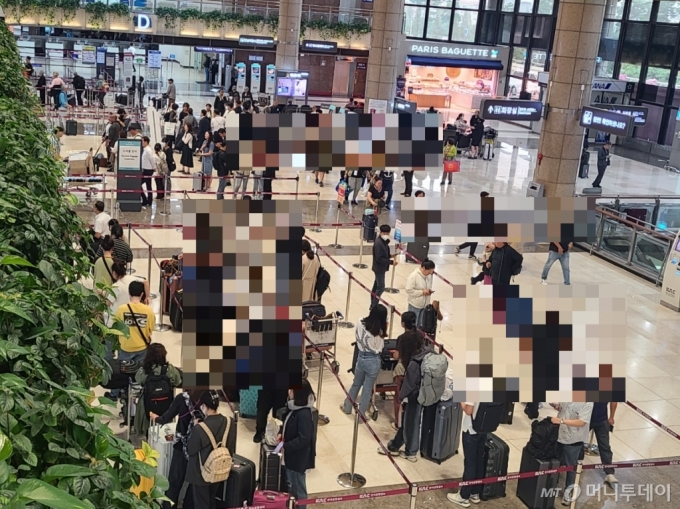 26일 오전 11시30분쯤 서울 강서구 김포국제공항에서 여행객들이 수속을 밟기 위해 대기하고 있다. 한국공항공사에 따르면 추석 연휴 기간 인천 공항을 제외한 전국 공항 예상 이용객은 총 166만 명에 이를 것으로 예상된다. 하루 평균 이용객은 지난해 대비 1.9% 증가한 23만7000여명에 달할 전망이다./사진=천현정 기자