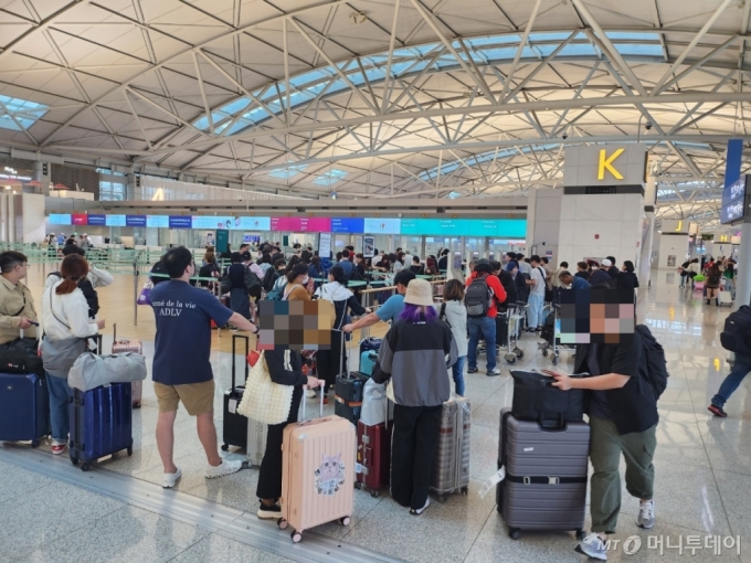 26일 오전 11시30분쯤 인천 중구 인천국제공항 역시 사람들로 인산인해를 이뤘다. 공항 내 식당은 만석이었고 단기 주차장 역시 만차였다. 수속을 기다리는 여행객들이 긴 대기줄을 이뤘다./사진=이병권 기자
