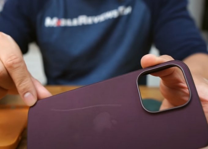 40만명 넘는 구독자를 보유한 유튜버 모바일리뷰스Eh의 영상. 파인우븐 아이폰 케이스를 손톱으로 긁자 긴 흠집이 생겼다./사진=유튜브