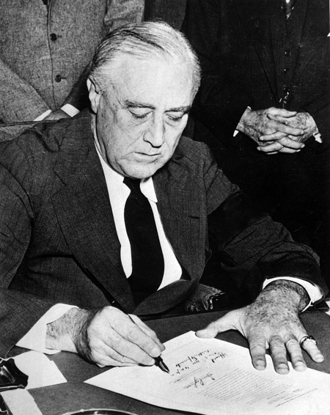 1941년 진주만 습격 사건 후 루스벨트가 제2차 세계대전 선전포고 명령에 서명하고 있다. 