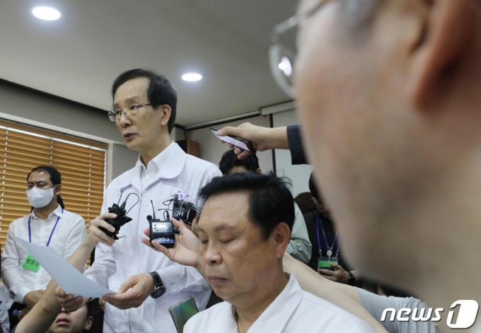 (성남=뉴스1) 김영운 기자 = 국회 환경노동위원회 위원들이 경기 성남시 중원구 샤니 제빵공장을 방문한 16일 오전 이강섭 샤니 대표이사가 사건 경과보고를 하고 있다. 2023.8.16/뉴스1 Copyright (C) 뉴스1. All rights reserved. 무단 전재 및 재배포 금지.