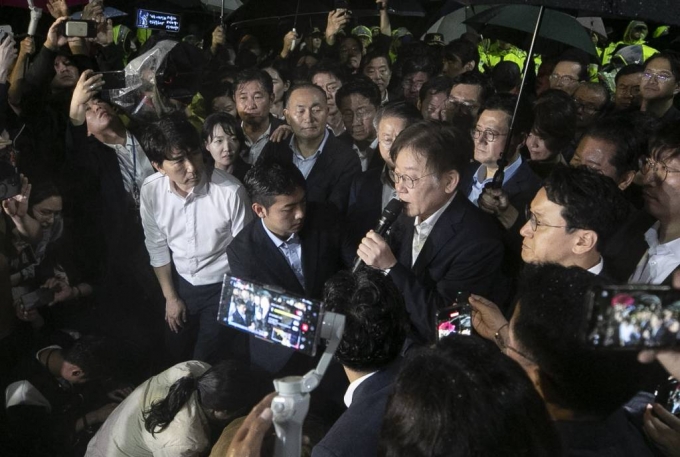 [의왕=뉴시스] 김근수 기자 = 이재명 더불어민주당 대표가 27일 오전 경기 의왕시 서울구치소 앞에서 취재진 질문에 답하고 있다. 서울중앙지법 유창훈 영장전담 부장판사는 이날 특정범죄가중처벌법 위반(뇌물) 등 혐의를 받는 이 대표에 대한 구속영장을 기각했다고 밝혔다. 2023.09.27.