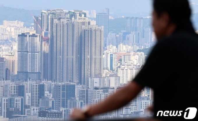 (서울=뉴스1) 구윤성 기자 = 지난해 22% 하락했던 서울 아파트 실거래가격이 올들어 7월까지 11% 올라 하락폭의 절반을 회복한 것으로 나타났다. 18일 한국부동산원에 따르면 7월 서울 아파트 실거래가지수는 전달 대비 1.11% 상승해 올 1월(1.1%) 반등한 이후 7개월 연속 올랐다. 이로써 지난해 12월 대비 누적 상승률은 11.17%였다. 다만 최근 시장에 매물이 쌓이고 거래량은 주춤한 모습이라 불안한 상승 흐름이 이어지고 있다는 분석이 나온다. 사진은 이날 서울 남산에서 내려다 본 시내 아파트의 모습. 2023.9.18/뉴스1 Copyright (C) 뉴스1. All rights reserved. 무단 전재 및 재배포 금지.