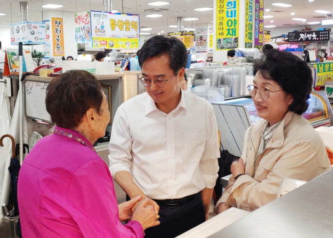 赿 ()  쿵()  ߾Ӱ忡 ΰ   ִ./=̹ȣ