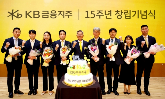 KB금융그룹 윤종규 회장(가운데)이 장기 근속 직원들과 함께 기념촬영을 하고 있다. /사진제공=KB금융그룹