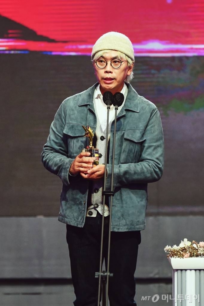 '놀면 뭐하니' 김태호 PD가 29일 오후 서울 마포구 상암 MBC에서 진행된 '2021 MBC 방송연예대상'에서 올해의 예능 프로그램상을 수상한 뒤 소감을 밝히고 있다. /사진제공=MBC 2021.12.29 /사진=이동훈 기자 photoguy@
