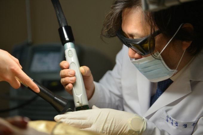 김영구 원장이 주사·레이저를 결합한 복합 맞춤식 치료법으로 남성의 켈로이드성 여드름 흉터를 치료하고 있다. /사진=연세스타피부과의원