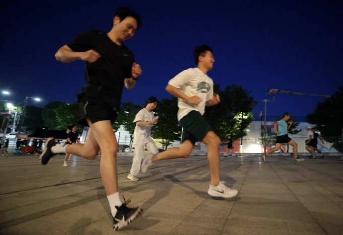 이달 7일 서울 종로구 다시세운광장에서 열린 7979 동네방네 러닝크루 행사에서 참가자들이 달리기를 하고 있다. / 사진=뉴시스