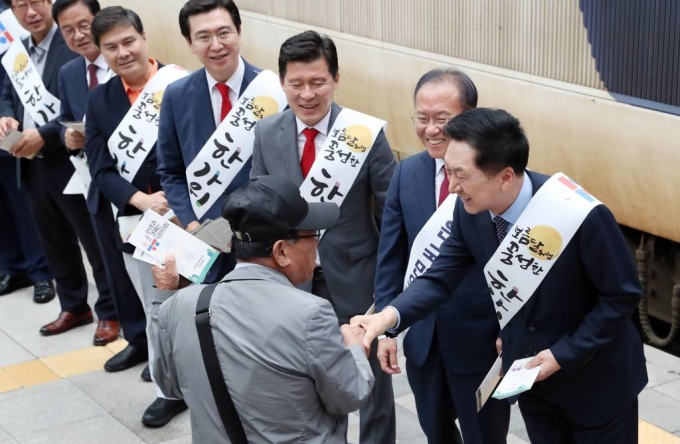 김기현 국민의힘 대표와 윤재옥 원내대표 등 의원들이 추석을 이틀 앞둔 27일 오후 서울 용산구 서울역에서 귀성객들에게 인사를 하고 있다. 2023.09.27. /사진=뉴시스