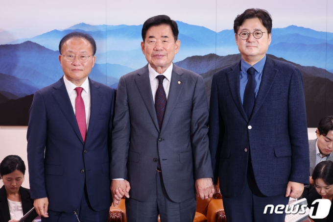(서울=뉴스1) 임세영 기자 = 김진표 국회의장(가운데)이 27일 오전 서울 여의도 국회에서 윤재옥 국민의힘(왼쪽)·홍익표 더불어민주당 원내대표와 만나 기념촬영을 하고 있다. (공동취재) 2023.9.27/뉴스1 Copyright (C) 뉴스1. All rights reserved. 무단 전재 및 재배포, AI학습 이용 금지.