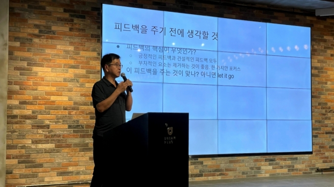 한기용 그렙 미국 지사 최고기술책임자(CTO)가 &#039;달램 오픈 코칭&#039;에서 스타트업 창업자들에게 가장 많이 받은 질문 3가지를 주제로 인사이트를 공유했다. /사진=헤세드릿지 제공