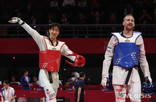 박우혁(왼쪽)이 금메달을 딴 뒤 관중들에게 손을 흔들고 있다. /사진=뉴시스