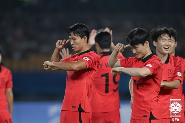 27일 2022 항저우 아시안게임 남자축구 8강전 한국과 키르기스스탄의 경기가 열렸다. 대한민국 정우영(왼쪽)이 골 세리머니를 펼치고 있다. /사진=대한축구협회 제공