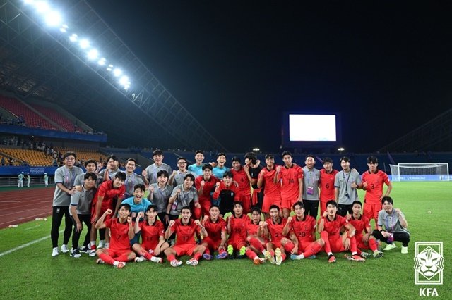 승리의 기념사진을 찍은 한국 선수단. /사진=대한축구협회 제공