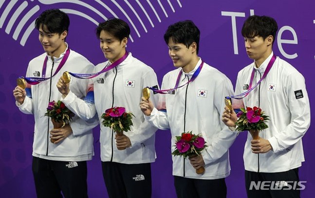 황선우(왼쪽부터)와 함께 계영 800m 금메달을 합작한 김우민, 이호준, 양재훈. /사진=뉴시스