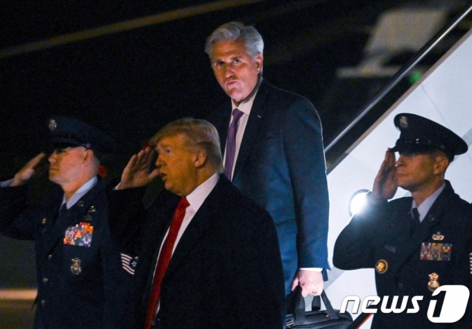 (뉴욕 AFP=뉴스1) 우동명 기자 = 도널드 트럼프 미국 대통령이 2일(현지시간) 뉴욕 매디슨스퀘어가든에셔 열리는 종합격투기 UFC 경기를 관람하기 위해 케빈 맥카시 하원 공화 원내대표와 케네디 국제공항에 도착하고 있다. (C) AFP=뉴스1