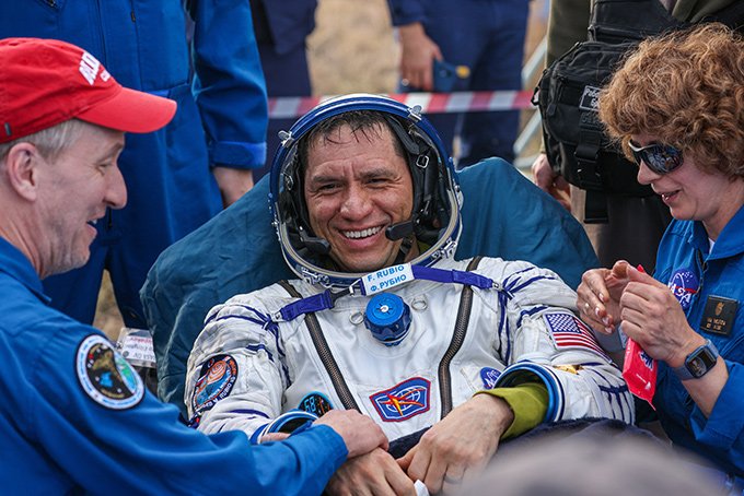 미국 나사(NASA) 우주비행사 프랭크 루비오가 카자흐스탄 예즈카즈간에 착륙한 후 MS-23 우주선 외부로 나와 전문가들의 도움을 받고 있는 모습./AFPBBNews=뉴스1
