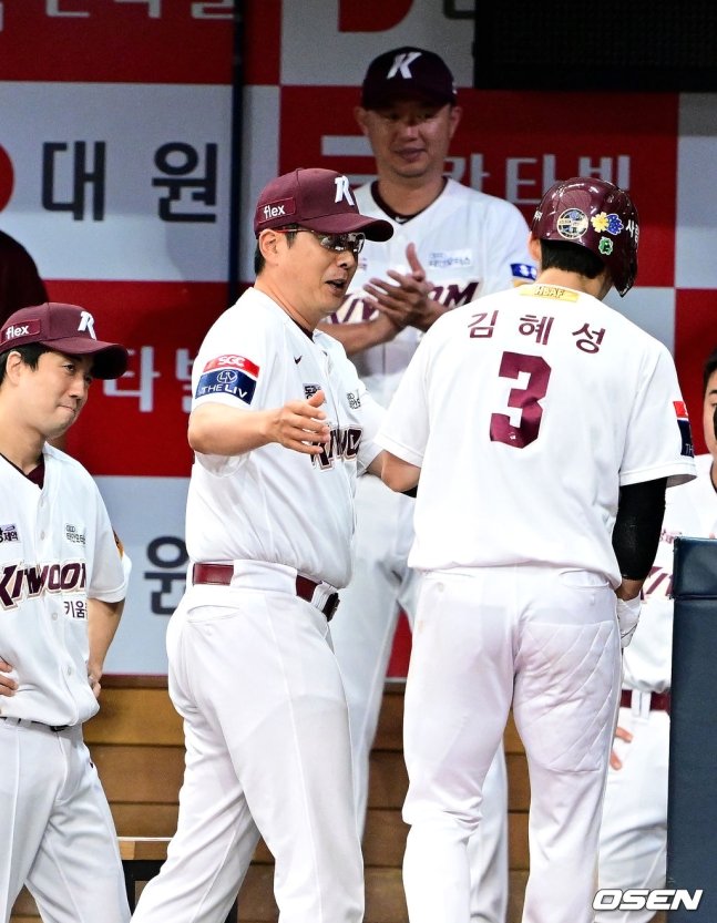 홍원기 감독(왼쪽에서 두 번째)이 김혜성(오른쪽)을 격려하고 있다. 